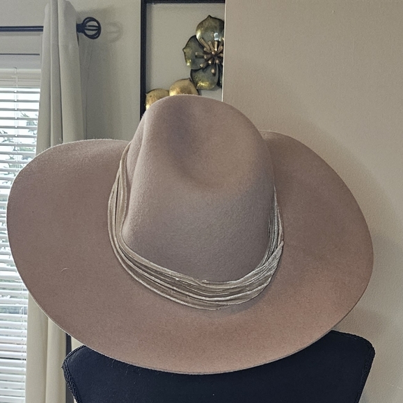 2 neutral tone hats - Picture 3 of 4